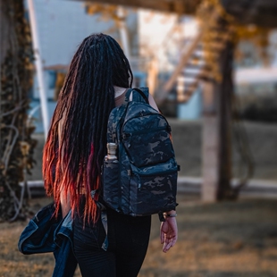 焚风 时尚潮流户外旅行野营双肩背包便捷城市山野EDC日常通勤防水