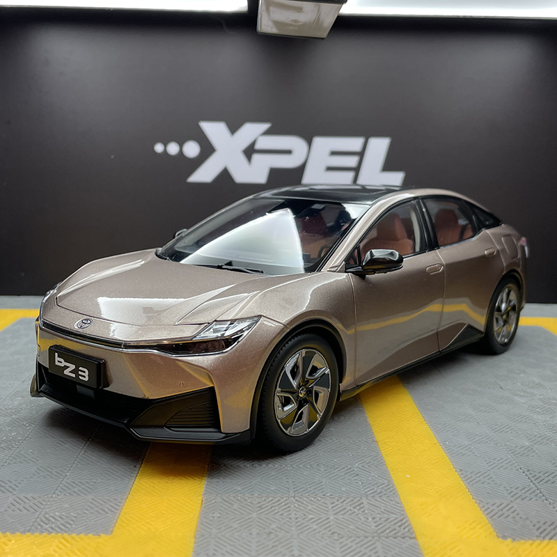 合金118丰田BZ3汽车模型