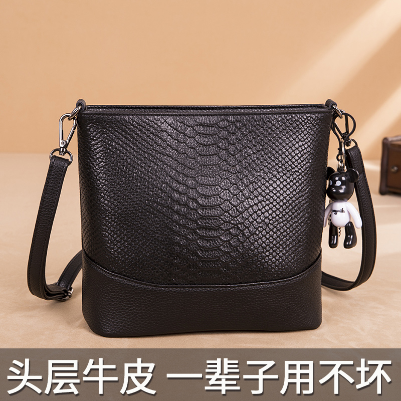 头层牛皮斜挎包女单肩2025新款时尚中年妈妈包大容量鳄鱼纹水桶包