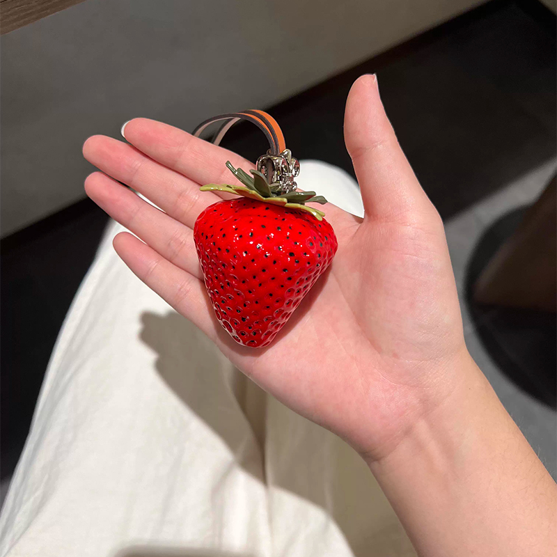 一颗大草莓树脂立体香甜包挂件