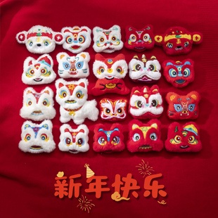 毛绒玩偶舞狮过年新年醒狮胸针衣服围巾配饰挂件红色喜庆蛇年别针