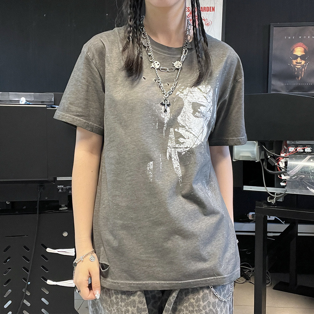 王有病工作室 半张人像深灰色高级感180G做旧破洞短袖T恤街头穿搭