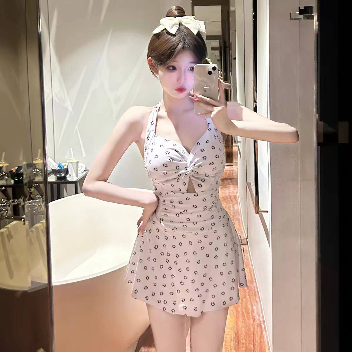 泳衣女性感挂脖露背吊带笑脸印保守连体裙式聚拢显瘦少女温泉泳装