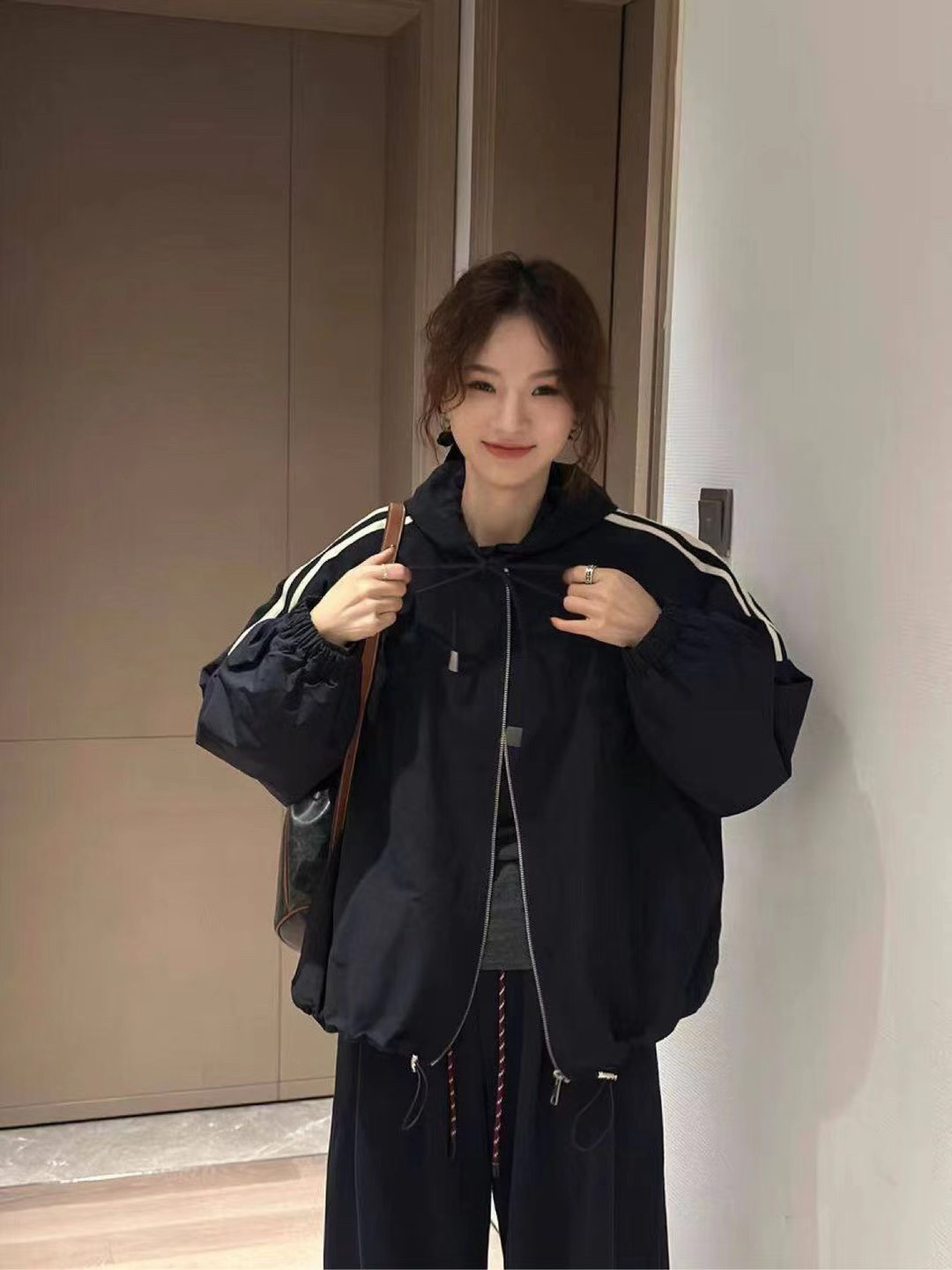 带帽夹棉外套2025冬装新款休闲拼白条黑色棒球服女