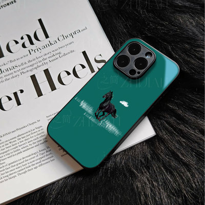 苹果17promax黑马奔白草玻璃手机壳马年新年祝福有钱适用苹果华为FINDX8至尊IQOO15一加ACE5至尊版VIVOS50PRO