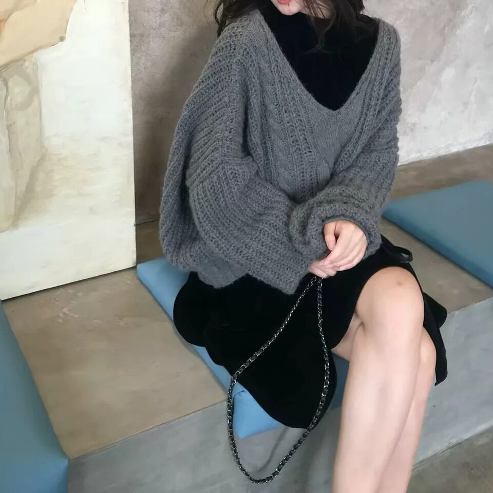 灰色深V领绞花宽松慵懒毛衣女