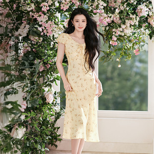 王楚然同款香Y碎花连衣裙女夏2026新款花路繁花黄色v领裙子