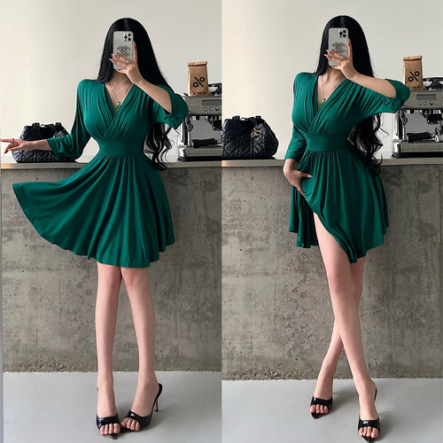 性感V领收腰显瘦褶皱裙摆连衣裙