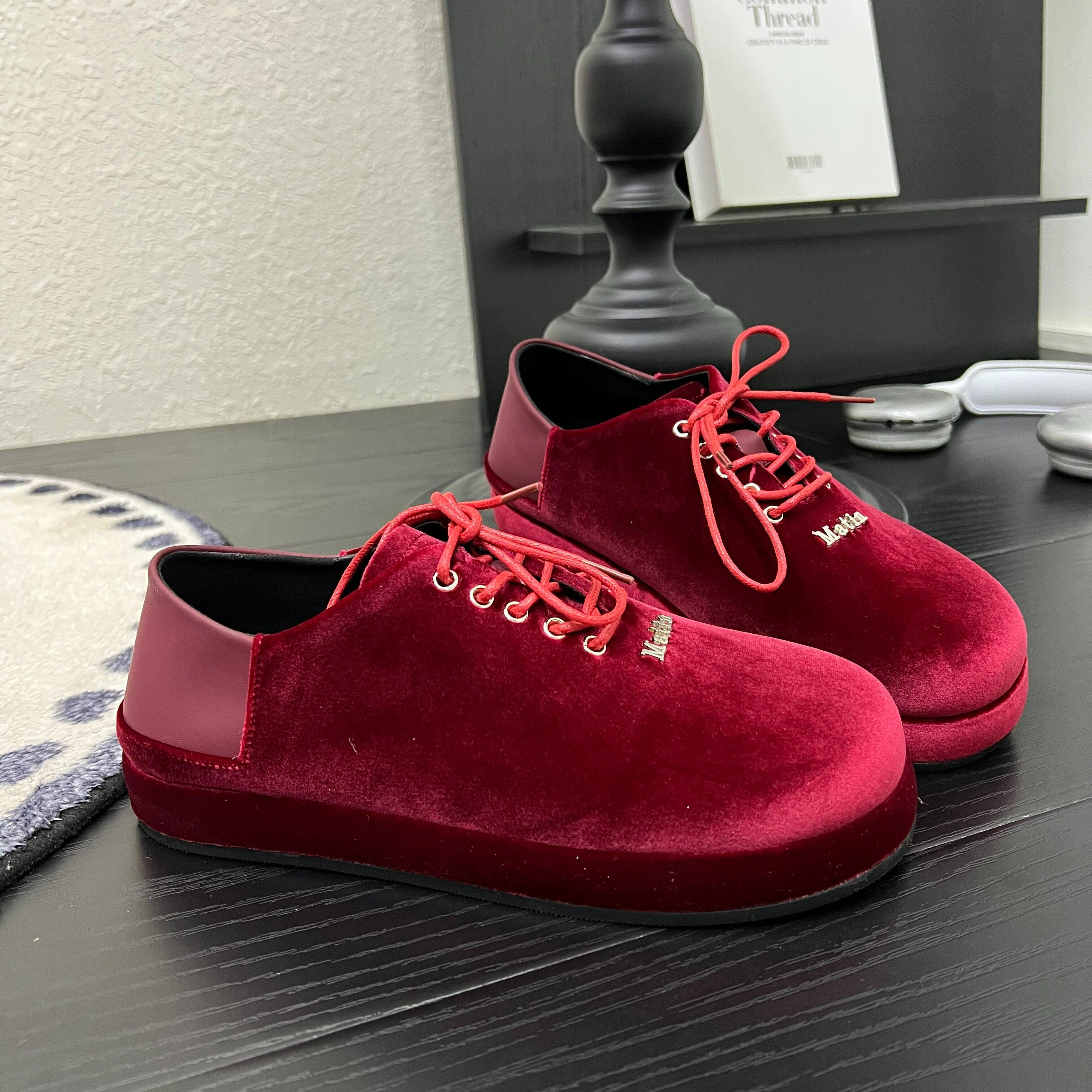 超火金丝绒面圆头系带字母休闲鞋女2026新款平底百搭运动ins单鞋