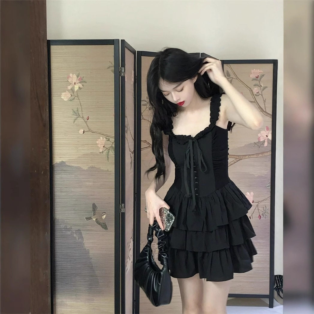赫本风黑色小个子吊带蛋糕连衣裙