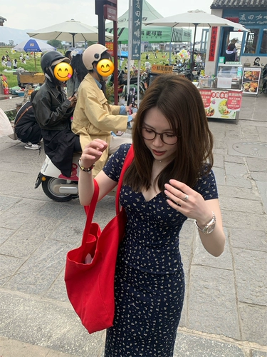 Атмосферное приталенное летнее платье, юбка, цветочный принт, V-образный вырез, эффект подтяжки