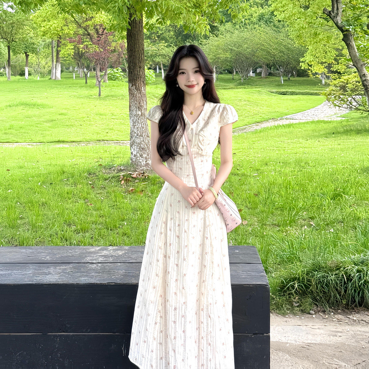 法式V领碎花洋装女2026夏季新款高级感度假风收腰显瘦a字长裙子