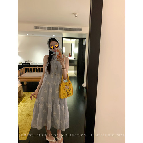 草莓跳 法式蓝色纯棉刺绣挂脖连衣裙女夏季度假风a字长款系带裙子