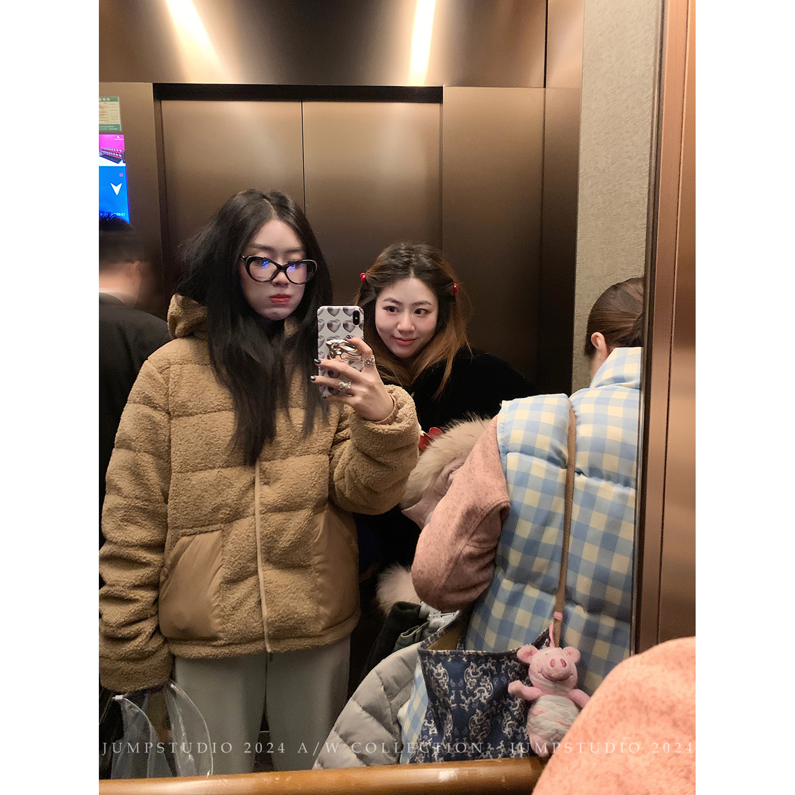 草莓跳 90白鸭绒连帽羊羔毛拼接羽绒服女冬季毛绒绒宽松保暖外套