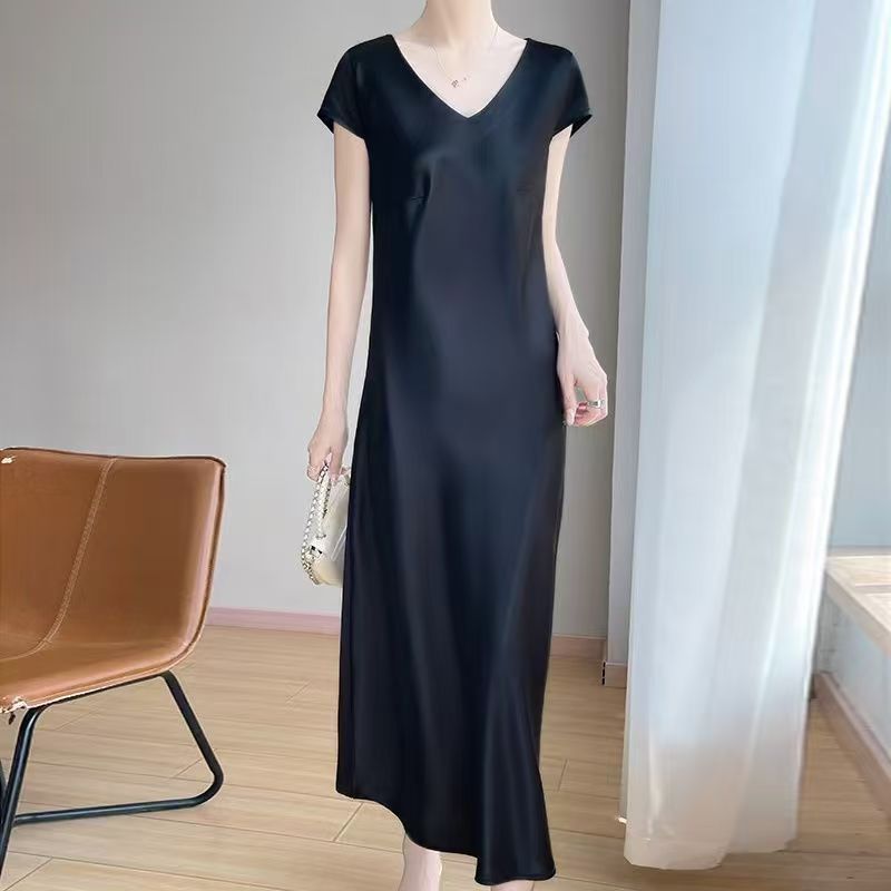 轻奢高级感夏季缎面丝滑垂感连衣裙优雅气质时尚光泽显瘦V领长裙