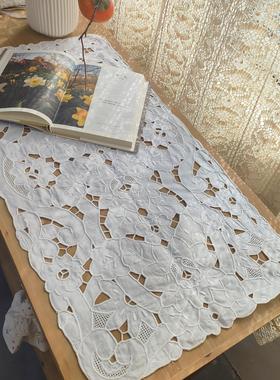 F302 亚麻手绣镂空扣锁白色满工长桌旗35*65cm