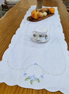 H328   刺绣 桌旗 白色蓝花 棉质39×130cm有氧化