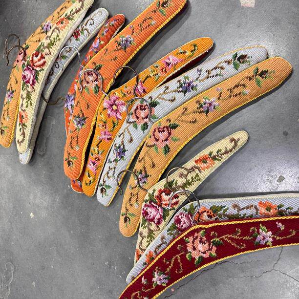 R377  复古绒绣衣架随机发