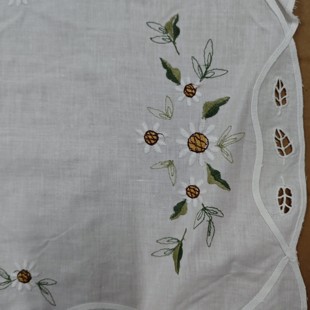 85cm X154 白色刺绣桌旗