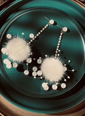 白色毛球耳环2025年新款潮珍珠耳饰韩国毛毛绒耳坠女长款秋冬超仙