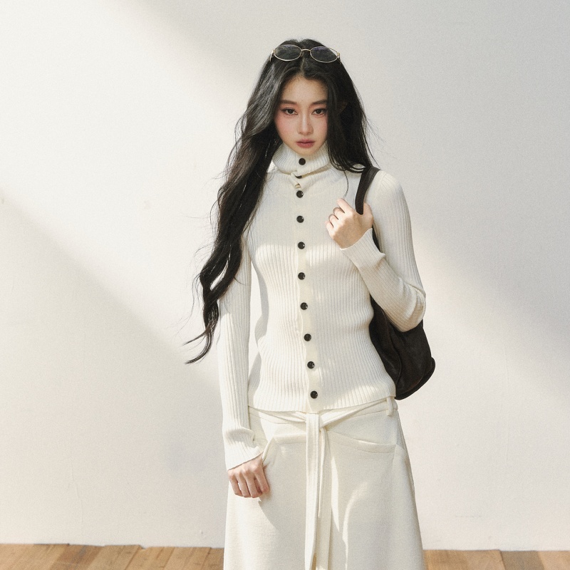 白色单排扣高领坑条针织衫女秋冬