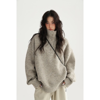 燕麦色纽扣半开领高领套头毛衣