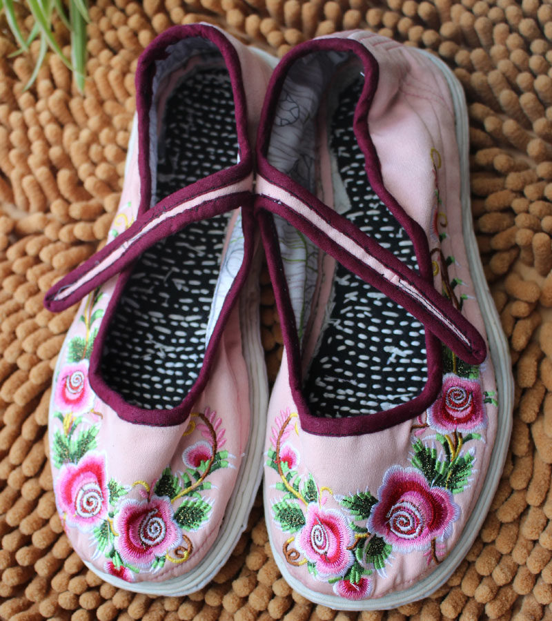 包邮大理无量山纯手工缝一字搭扣浅口鞋 女式绣花千层底养脚布鞋