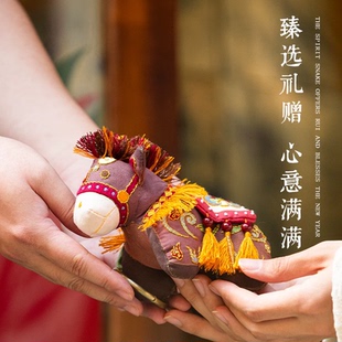 新款刺绣手工成品马布艺玩偶随身挂件马包包手机包斜挎礼物摆件