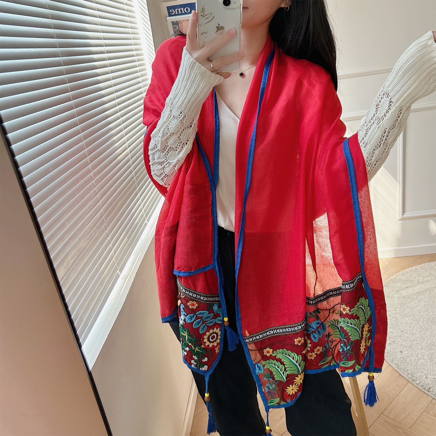 丽江刺绣披肩女新疆西藏民族风旅游穿搭披风外搭斗篷复古时尚围巾