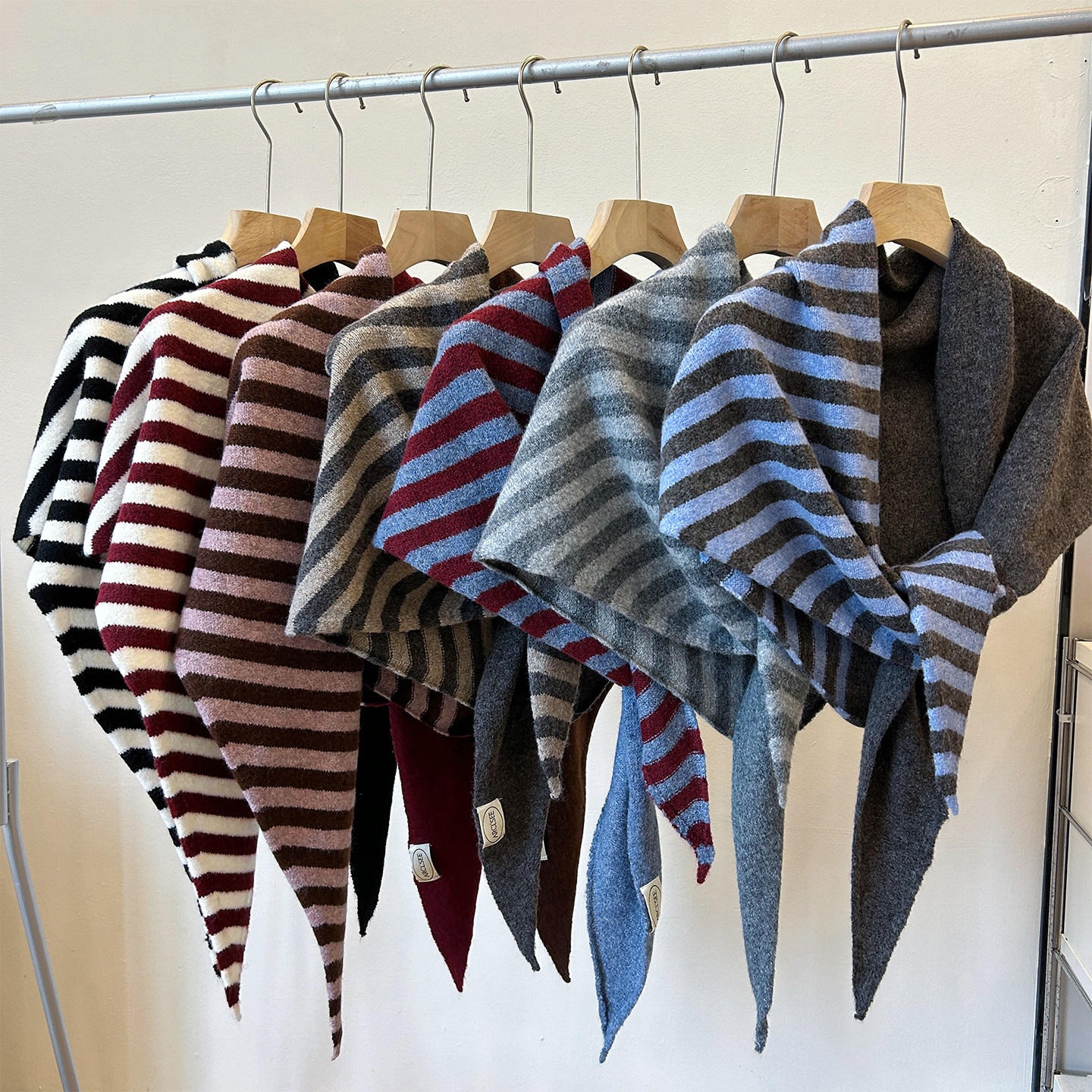 2025文艺百搭条纹三角巾披肩女春秋季复古高级感时尚简约装饰外搭,服饰配件/皮带/帽子/围巾,围巾/丝巾/披肩,淘宝优惠券,粉丝福利购,淘宝优惠卷