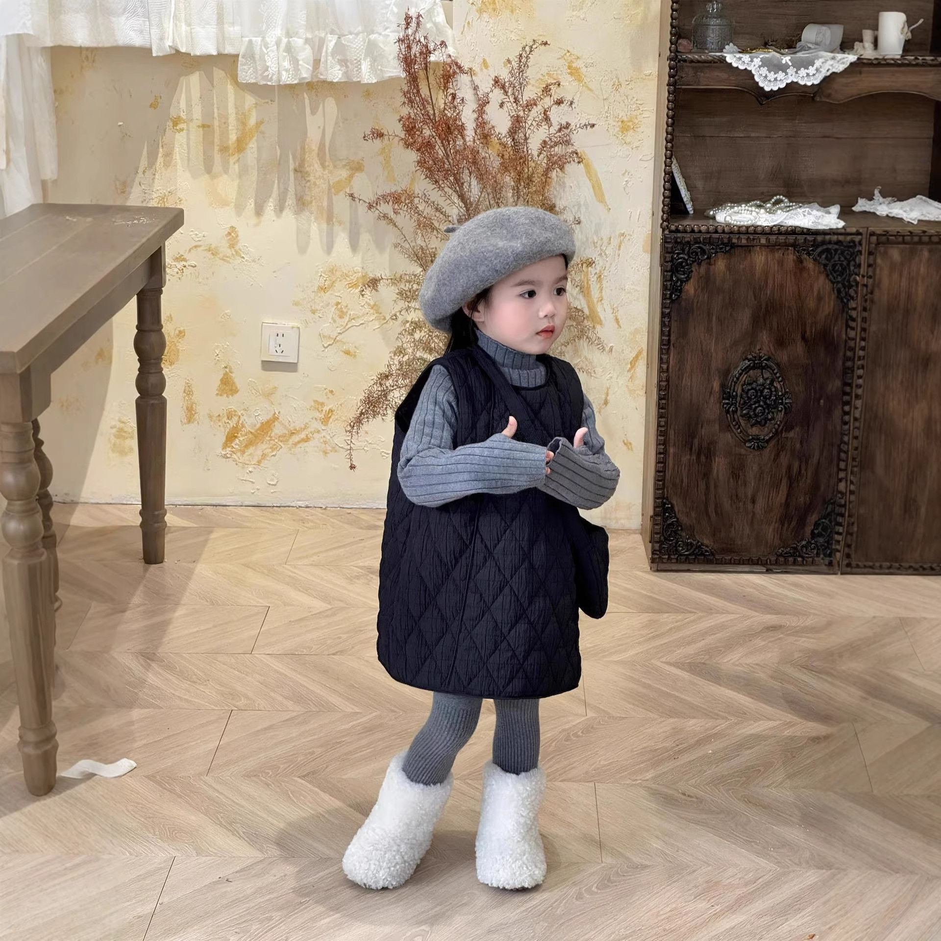 女童冬气质韩版灰色高领毛线内搭+黑色绗缝夹棉背心裙配包包单拍