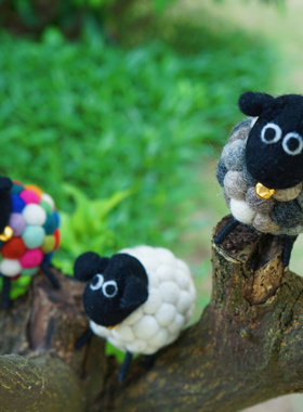 尼泊尔手工羊毛毡可爱彩虹色黑头可爱羊羊大气款摆件精致彩球羊