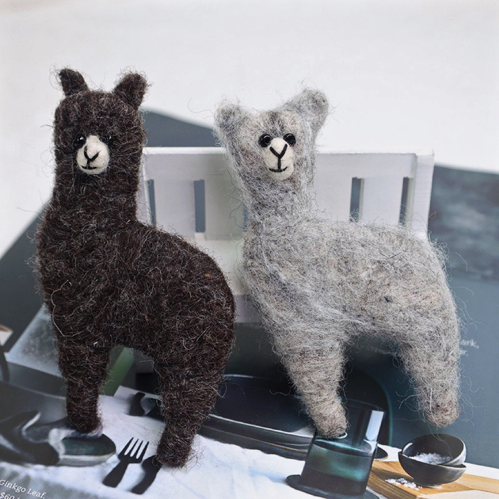 尼泊尔手工羊毛毡可爱卡通羊驼胸针别针配饰礼物呆萌日韩