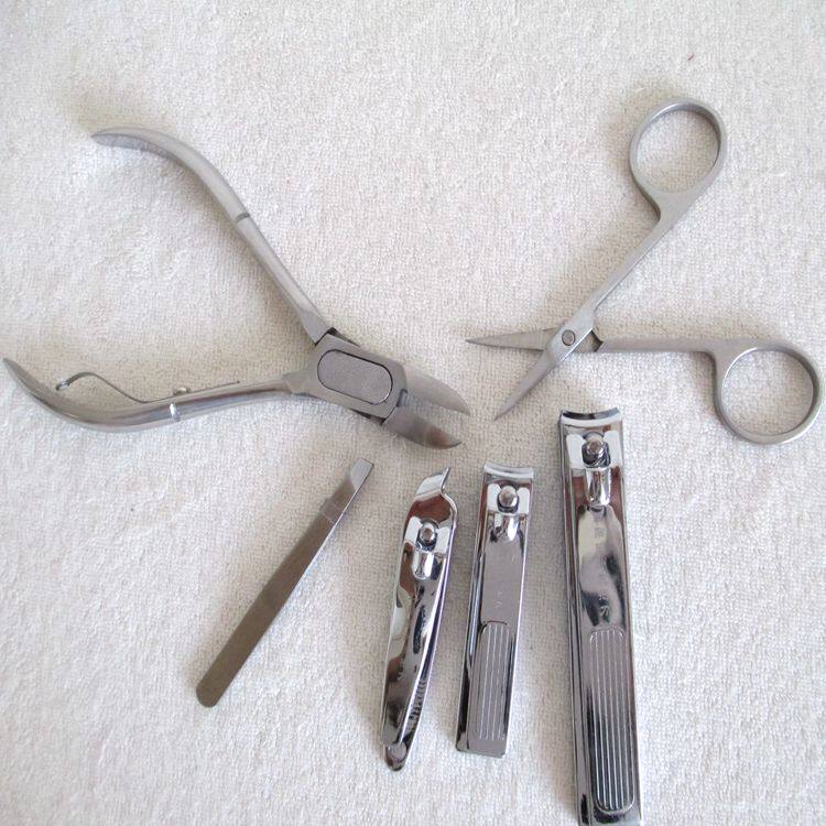 무료 배송 정통 양주 절묘하게 조각 된 18 조각 흰색 강철 페디큐어 칼 세트 페디큐어 도구 손톱 가위