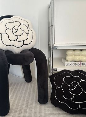 Ins风黑白色系山茶花抱枕 沙发飘窗奶油色系家居装饰摆件