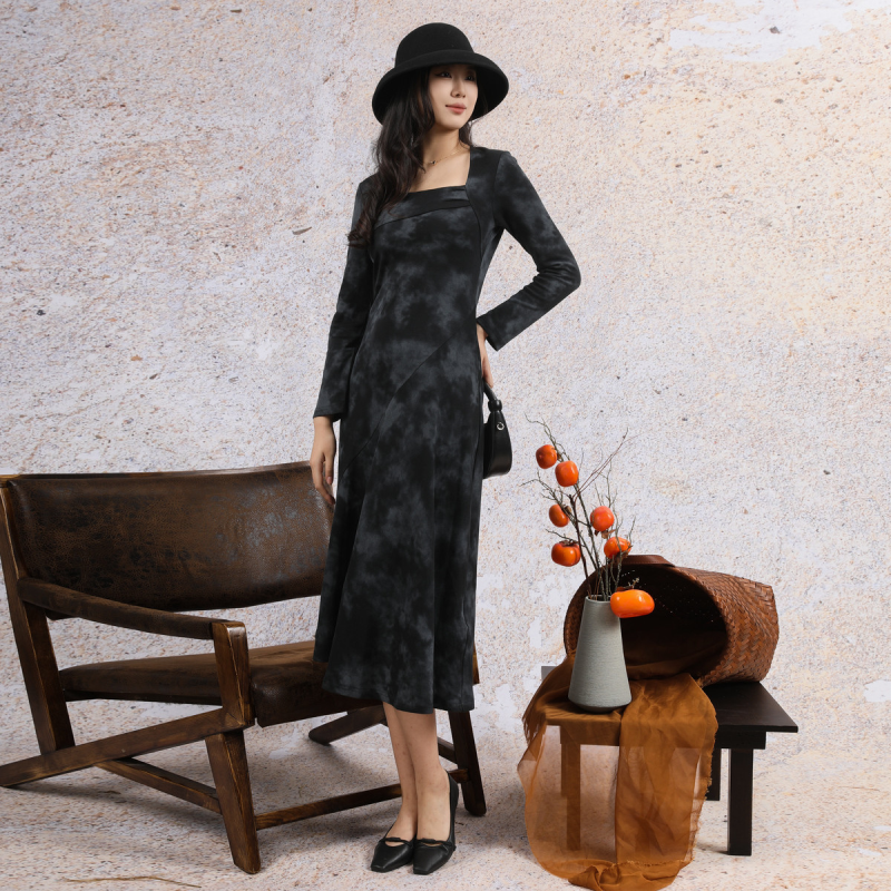 西町村屋气质晕染连衣裙女装秋季复古方领长袖裙子商场同款
