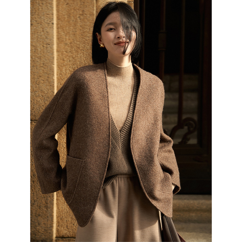 笑涵阁温檀织光静奢羊毛亮丝廓形无领开襟短外套大衣大口袋25冬