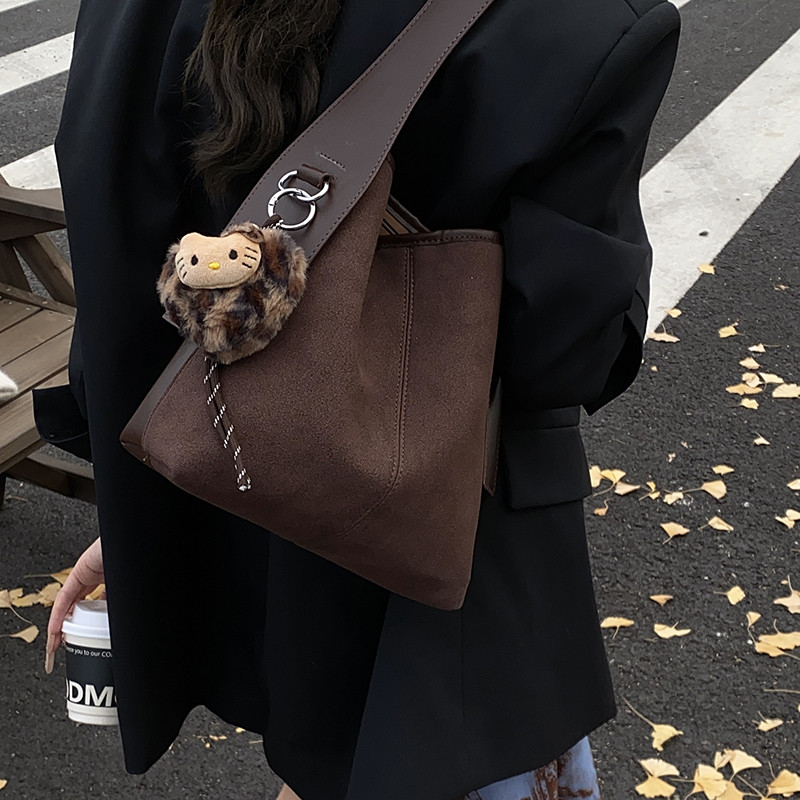 秋冬流行豹纹大包包女2025新款复古磨砂水桶包百搭麂皮宽带腋下包