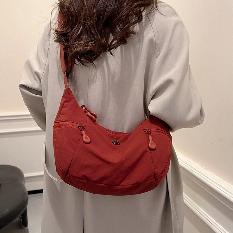 小众单肩斜挎包简约通勤饺子包