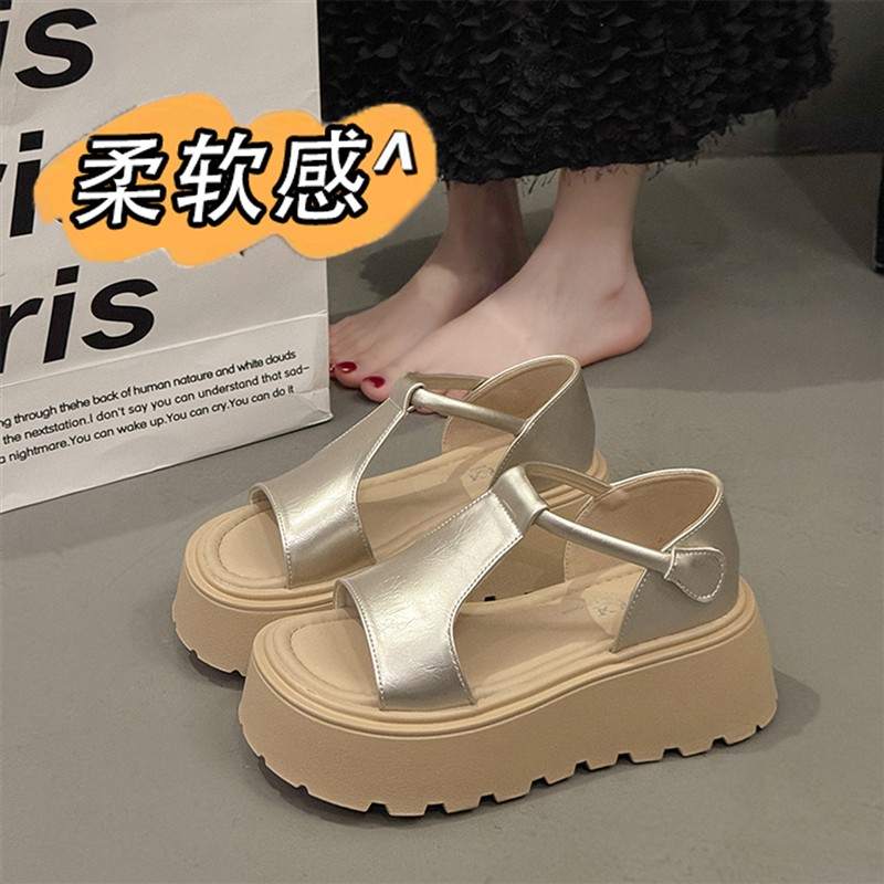 巨好看的松糕厚底凉鞋女款2026夏季新款爆款时尚魔术贴增高凉鞋女