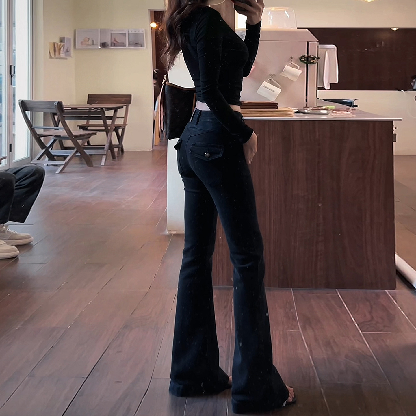 黑色复古紧身提臀微喇叭牛仔裤