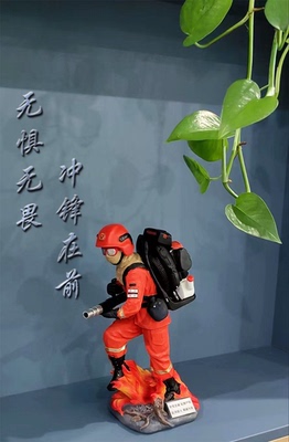 森林消防冲出火海雕塑摆件