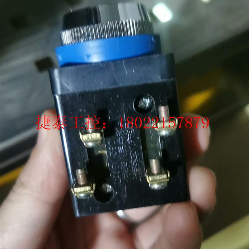 议价 按钮LA18-22,老款按钮,两开两闭,全新,未使用!数量2