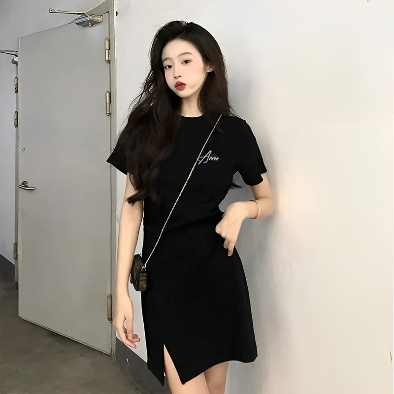 胖东来中长款T恤连衣裙女夏季正肩圆领褶皱修身开叉包臀裙子设计