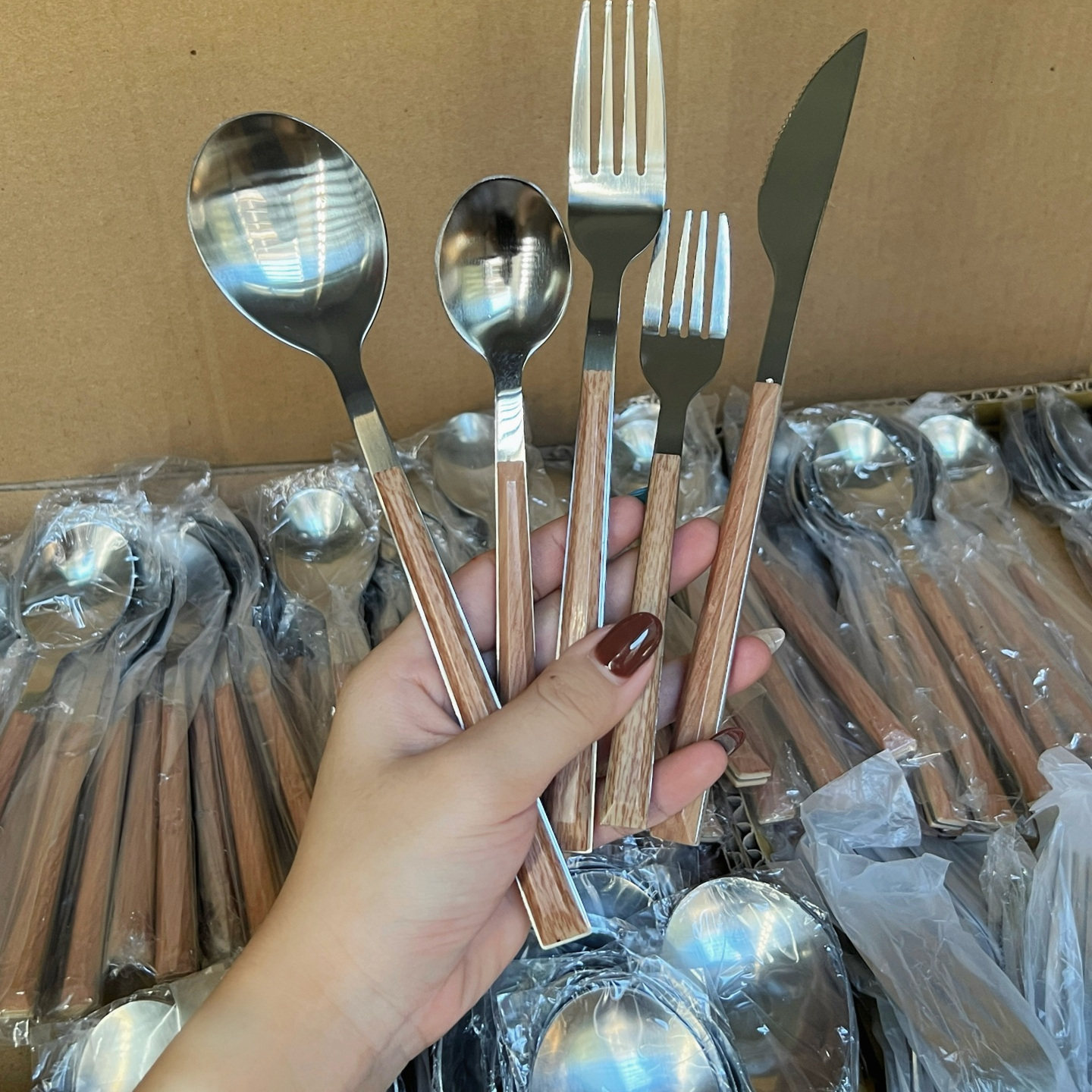 优质不锈钢夹柄木纹西餐具图片