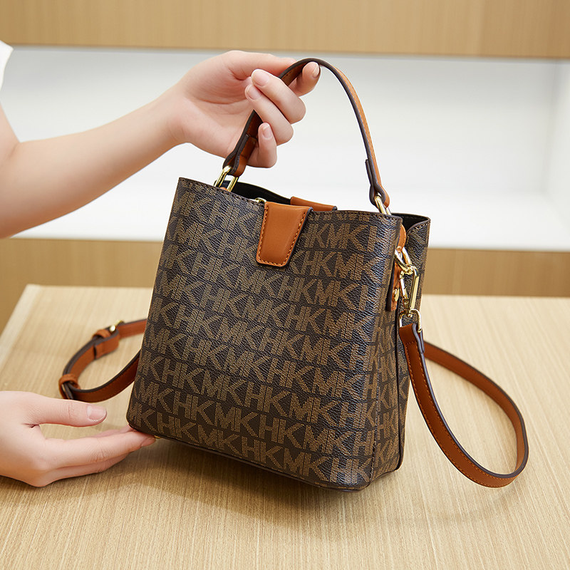 香港真皮手提水桶包包女式2025春夏新款女士时尚百搭单肩斜挎包小,箱包皮具/热销女包/男包,水桶包,淘宝优惠券,粉丝福利购,淘宝优惠卷