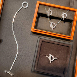 高版925银色耳钉猪鼻小红书戒指二爷男女满钻Q字母项链短款细手链