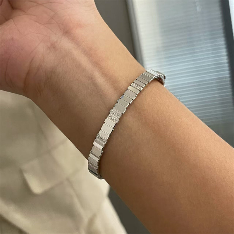 高级感轻奢风手镯女菱角方块错层叠带银色镀18K玫金色V金珠宝材质