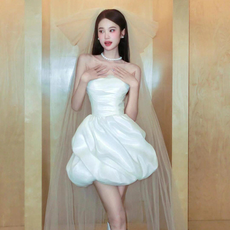 法式抹胸轻婚纱小众轻奢高端缎面蓬蓬礼服气质重工订婚宴会出门纱