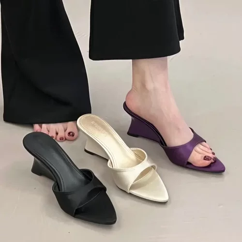 黛薇-夏上新露趾尖头高跟拖鞋2026女夏坡跟一字拖绸缎性感外8679